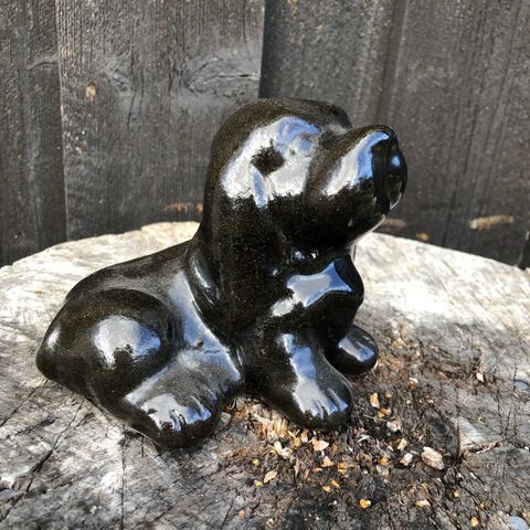 Søt sort vintage hund i keramikk