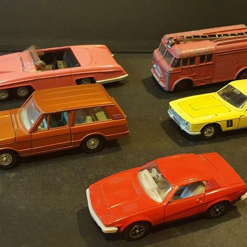Dinky Toys modeller,  Triumph,  Range Rover,  Thunderbird