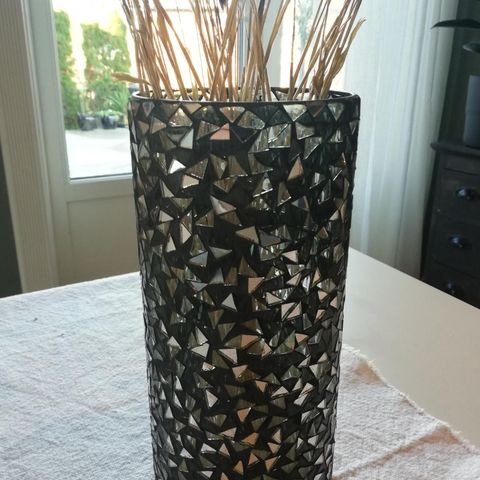 Nydelig trendy vase i sort mm.