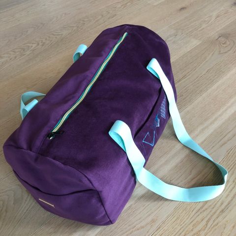 Hjemmesydd lilla duffel bag m/ broderi og vannavstøtende darlon stoff inni