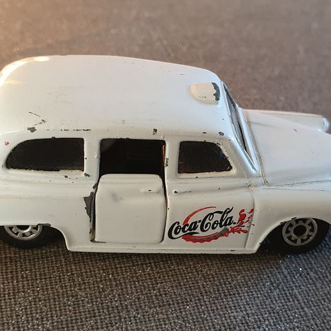 Eldre lekebil med Coca cola logo.