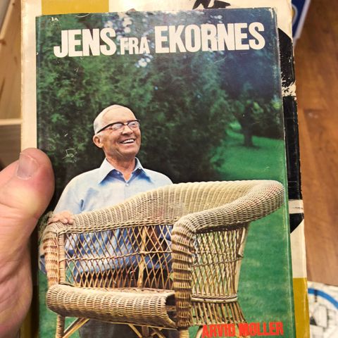 Arvid Møller og Lasse Thorseth sin bok Jens fra Ekornes til salgs.