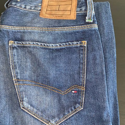 Original Tommy Hilfiger jeans selges billig