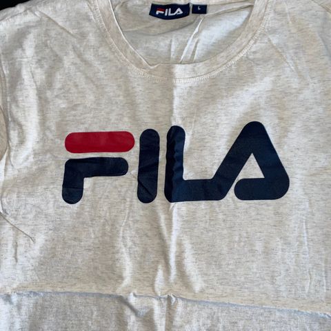 Fila tskjorte i beige selges billig