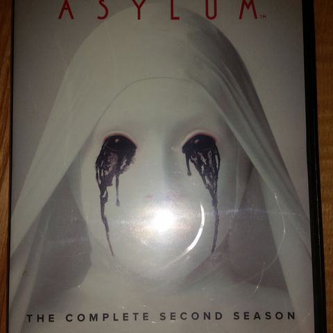 American Horror Story - Asylum. Den komplette andre sesong.