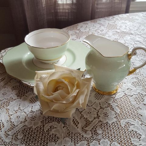 Fløte og sukkerkopp med fat, merket Tuscan fine english bone china selges kr 300