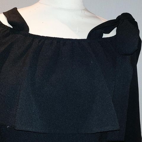 Lekker sort kjole fra Ganni str 34