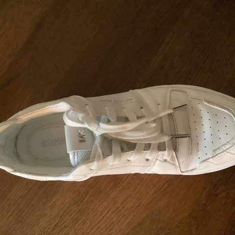 Nyeste modell hvite elegante Michael Kors sneakers, størrelse 40.