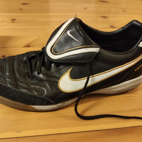 Nike indoor shoes 41 for a great price