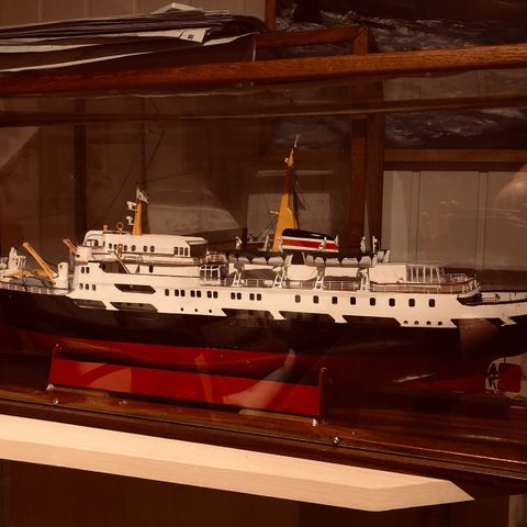 Hurtigruten - modellbåter i glassmonter (15.000-17.000,-)