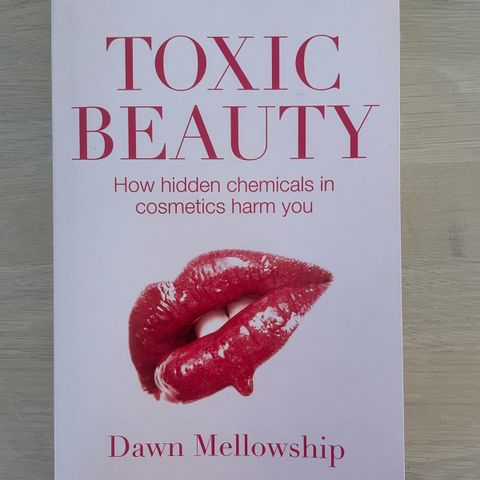 Boken «Toxic Beauty» av Dawn Mellowship