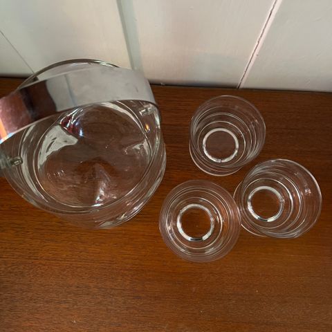 Isbøtte og tre drinkglass