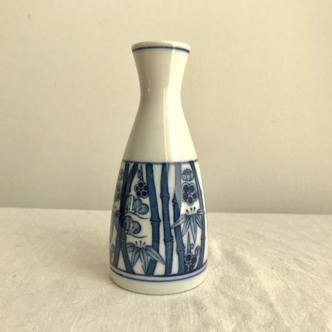 Pen liten blå og hvit asiatisk vase