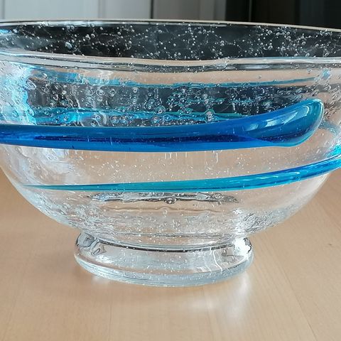 Stor bolle i kunstglass med små bobler og dekorvirvel i turkis