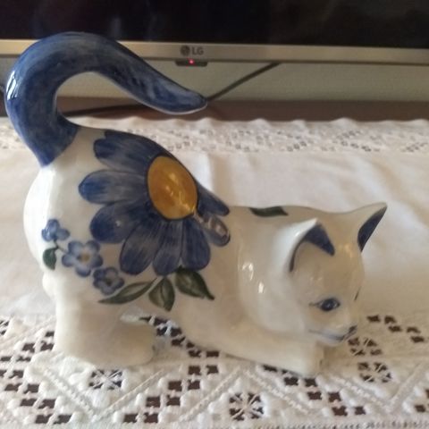 Koselig kattefigur med blåblomstret dekor