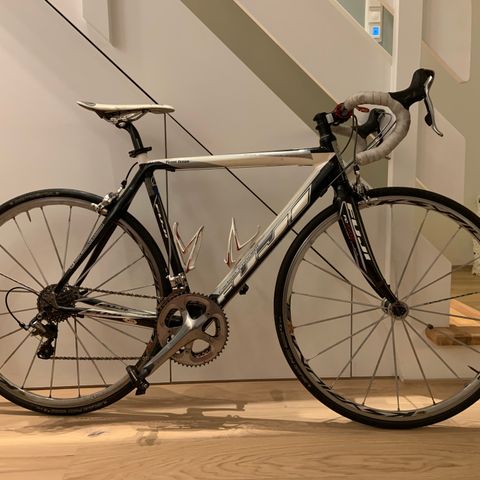 Fuji Team Issue carbonsykkel