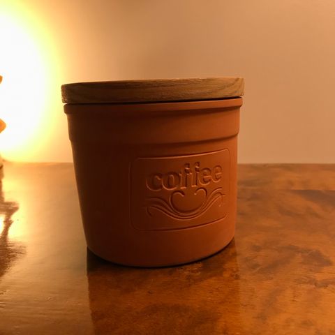 Kaffeboks i terracotta og med trelokk