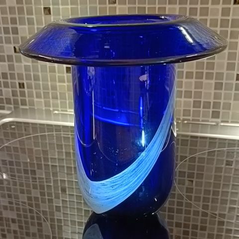 Blå vase i kunstglass