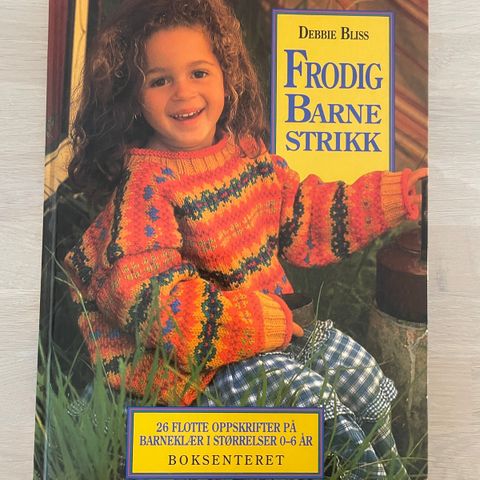 Strikkeboken «Frodig barnestrikk» av Debbie Bliss