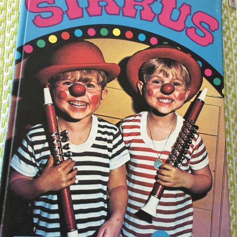 Tvillingene i sirkus.   Damm 1980.   Ib Hansen