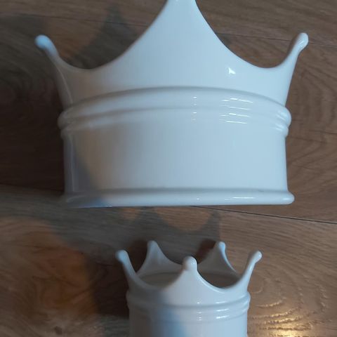 4 søte hvite kroneformet Skåler / Vaser / Blomsterpotter.