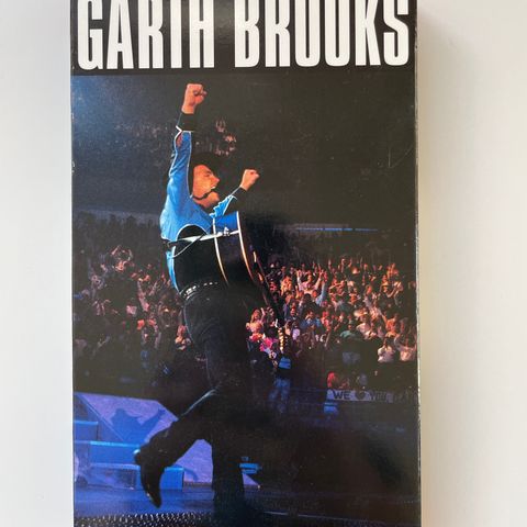 Garth Brooks. Live Performance..