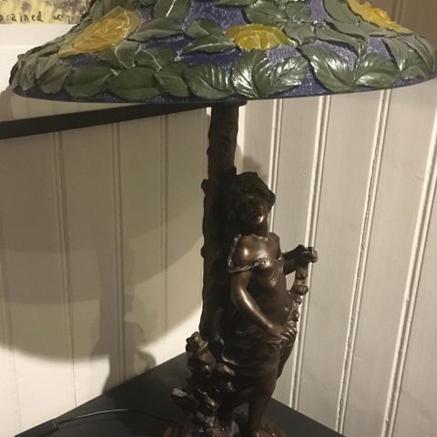 Stor, flott bordlampe med dame figur, Tiffany stil