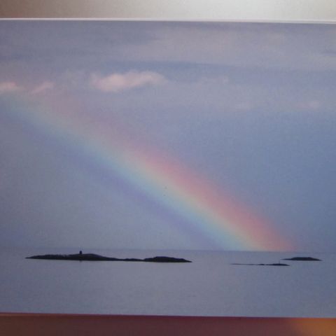 Regnbue ved Kiberg i Varangerfjorden. Foto 4A format i ramme.