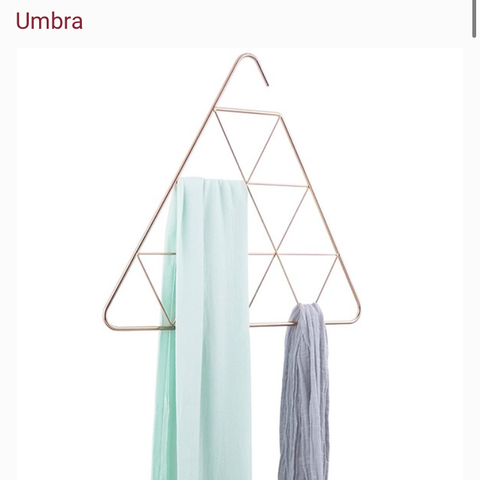 Fleksibel kleshenger i messing fra Umbra Design