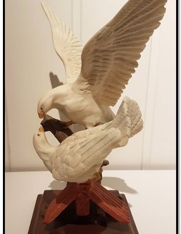 2 flotte fugler på tak statue / skulptur selges rimelig