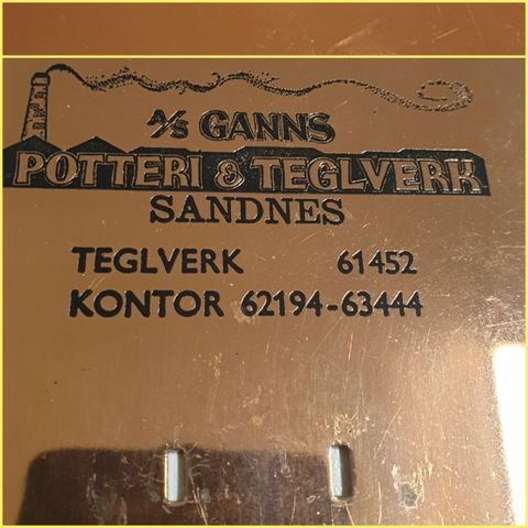 VINTAGE/RETRO "MESSING SKILT - A/S GANNS POTTERI & TEGLVERK SANDNES "  