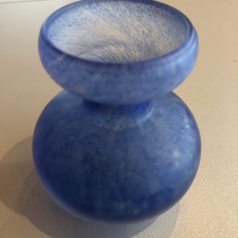 Hadeland vase, blått glass. Willy Johansson kunstglass.