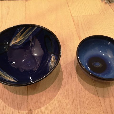 To nydelige blå keramikkboller