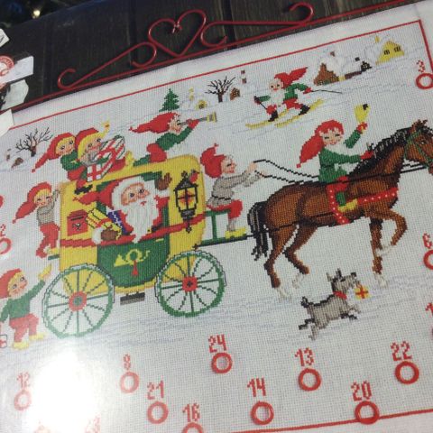 Vakker, detaljert og håndbrodert jule kalender. 50x38cm