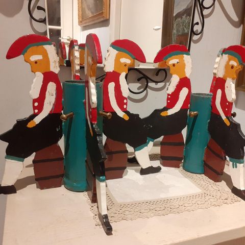 2 gamle juletre føtter i jern med 3 og 4 nisser sittende på tønner