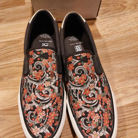 Three Tides Tattoo x UBIQ slip-ons sko.