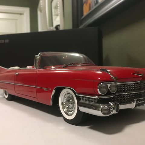 Autoart 70401 CADILLAC Series 62 1959-Bright Red - 1:18 Scale Model