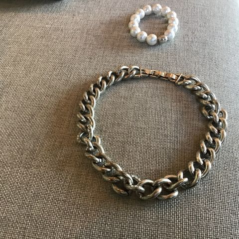 Halskjede . Armbånd fra Snø selges samlet 250 kr