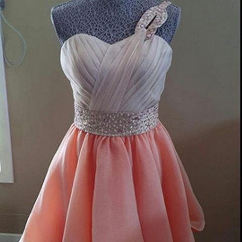 Kremfarget og oransje flott kjole