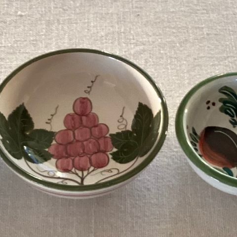 4 flotte keramikk skåler/bolle.Høydene er 5 cm, 4,5 cm, 4 cm, 3,25 cm.Meget fine