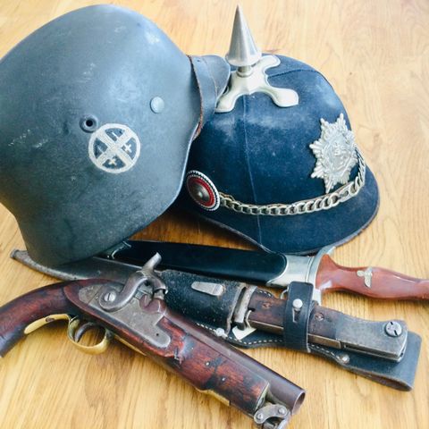 Tyske og Norske hjelmer og militært