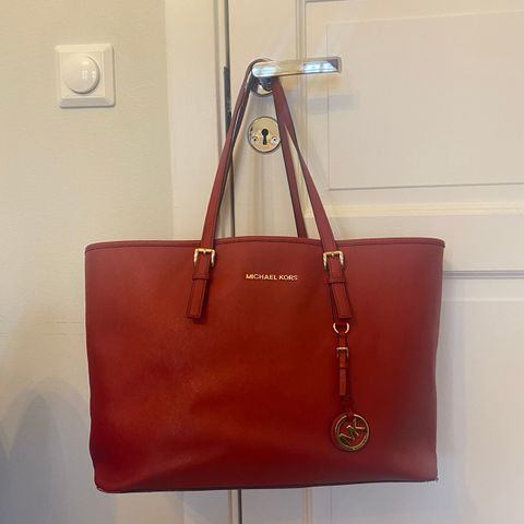 Michael Kors Jet Set Medium Saffiano Leather Top-Zip Tote Bag