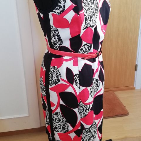 Ny  Gerry Weber dame kjole. Str. 42.