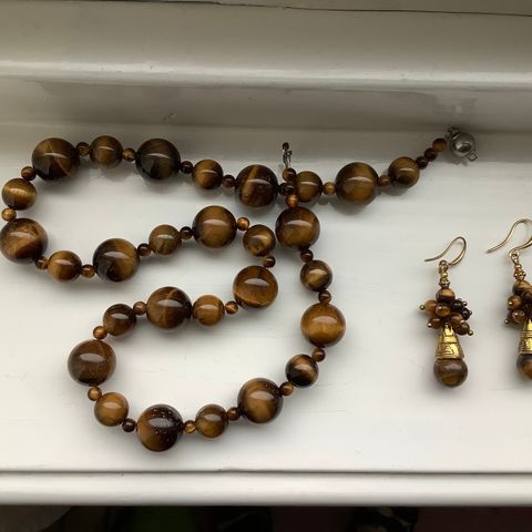 Necklace and earrings from natural stones (tiger’s eye)