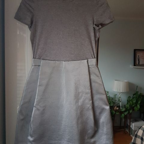 Kort, sølvfarget kjole fra COS str. S