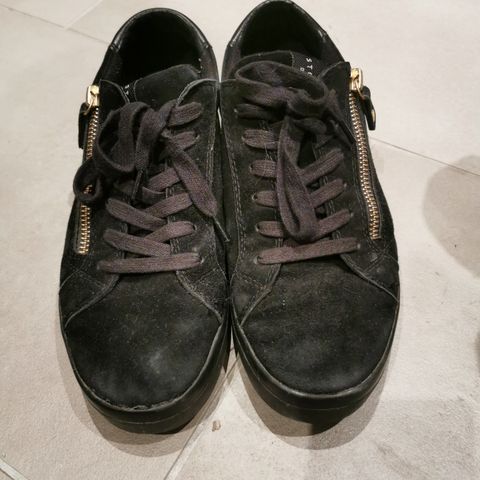 Pent brukte sneakers fra Stockholm design str 38