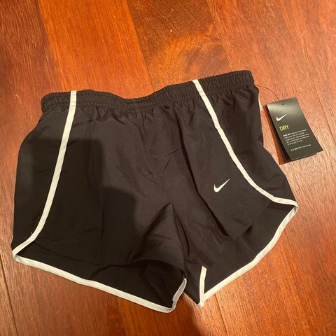 Ubrukt/ny med lappen på! Superfine Nike shorts. Dri-fit - str M(10-12år)