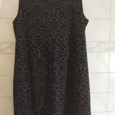 Flott, svart/ sort kjole med pent mønster i stoffet  Str. XL.