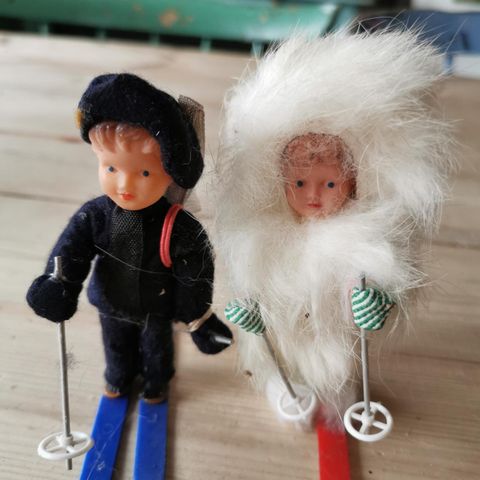 2 stk små søt gamle dukker på ski, selges