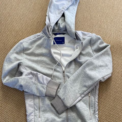 Hoodie jakke fra Zara str S lys grå, college stoff - som ny